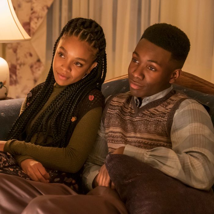 Young Randall and Beth from 'This is Us' cuddle on the sofa.