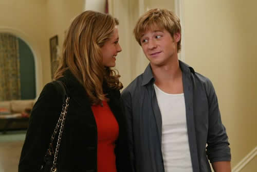 Ryan and Marissa from 'The O.C.' look at each other conspiratorially.
