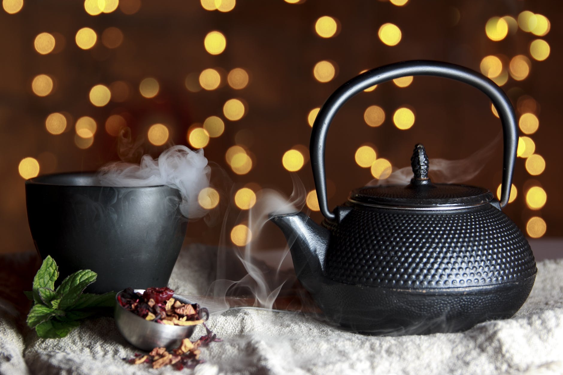 Kettle smokes next to a hot drink: boost your relationship at christmas