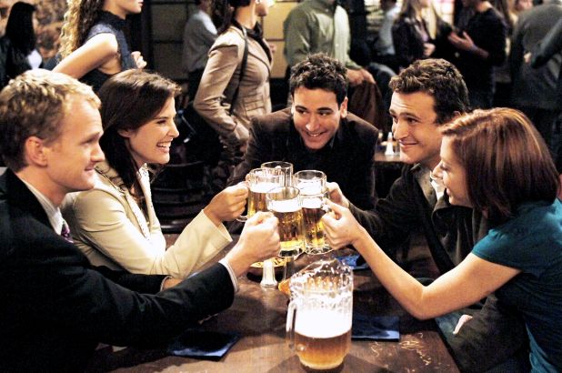 5 friends from How I Met Your Mother toasting in a pub