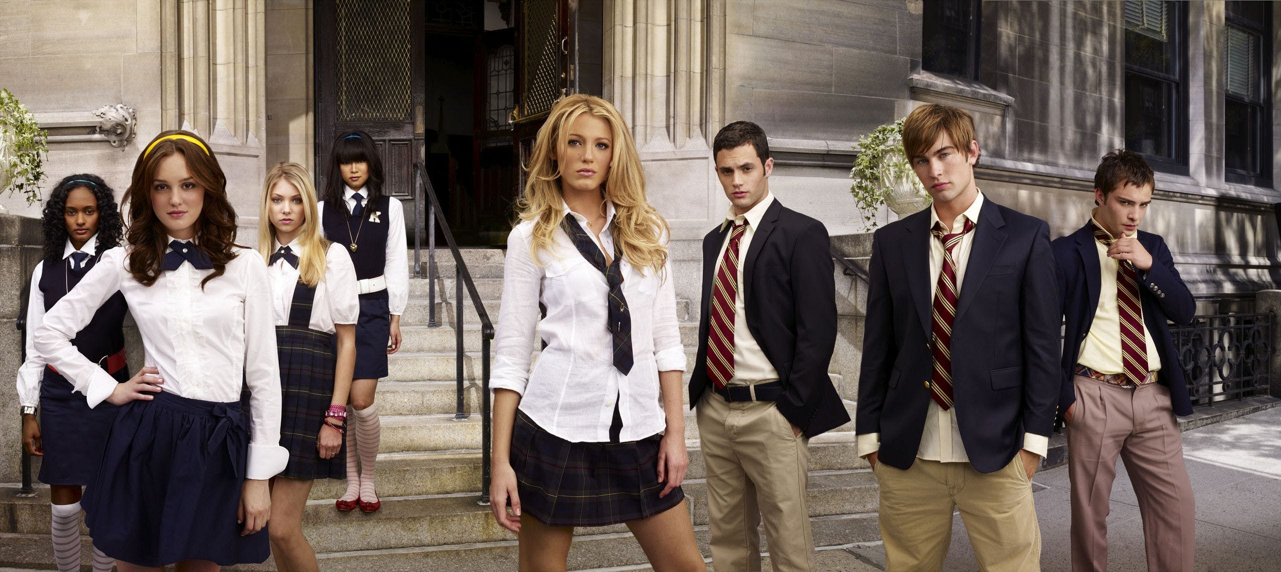The cast from 'Gossip Girl' stand on steps