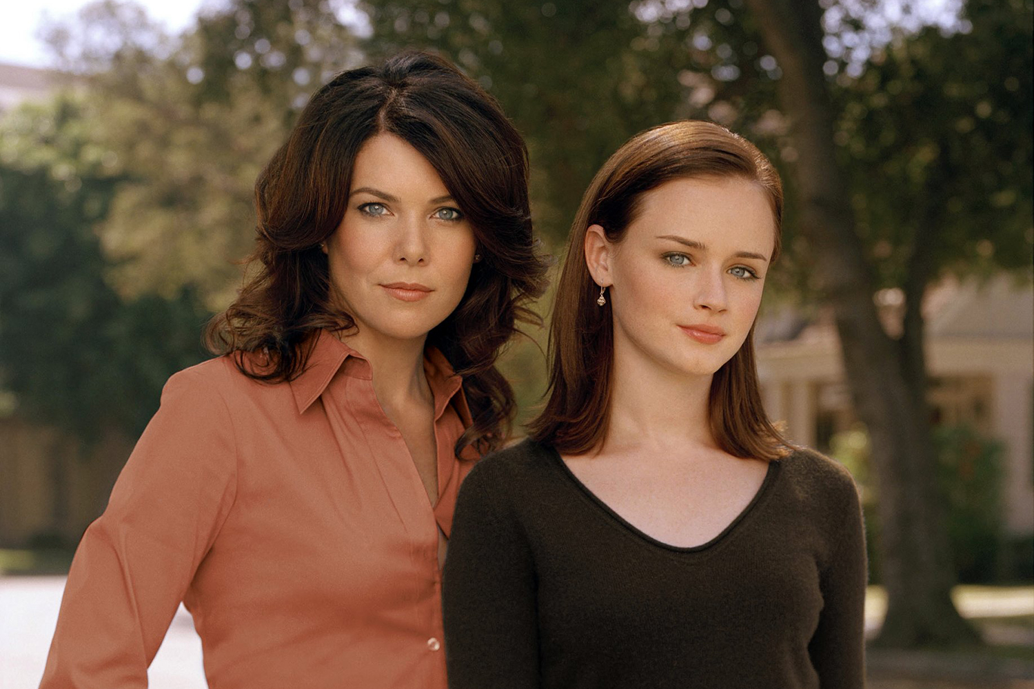 Lorelai and Rory Gilmore stand together in a still from the series 'Gilmore Girls'